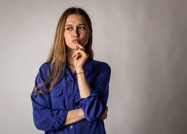 Jonge Vrouw Het Blauw Vol Twijfel Aarzeling Een Vrouw Die — Stockfoto