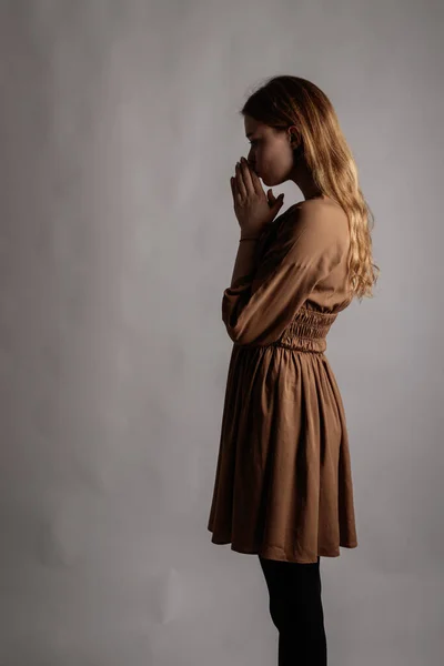 Kahverengi Elbiseli Kadın Kalp Ağrısı Çekiyor Genç Kadın Şüphe Tereddütlerle — Stok fotoğraf