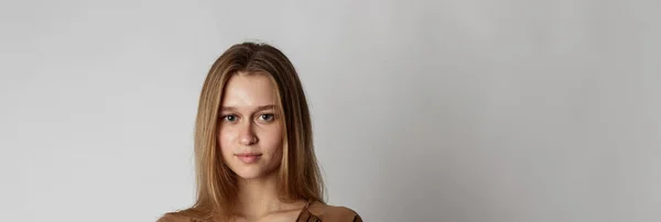 Ung Kvinna Grå Bakgrund Porträtt — Stockfoto