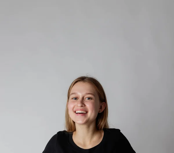 Portret Szczęśliwej Młodej Kobiety Czerni Szarym Tle Przestrzenią Kopiowania Dobry — Zdjęcie stockowe
