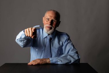 Yaşlı adam seni işaret ediyor. Suçlama. Hey sen!!