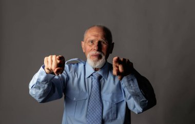 Yaşlı adam seni işaret ediyor. Suçlama. Hey sen!!