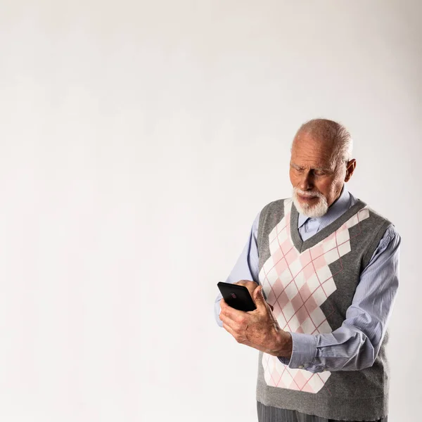 Alter Mann Blau Benutzt Ein Smartphone Auf Grauem Hintergrund Mit — Stockfoto