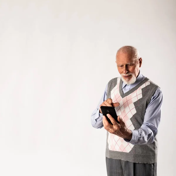Alter Mann Benutzt Ein Smartphone Auf Grauem Hintergrund Mit Kopierplatz — Stockfoto