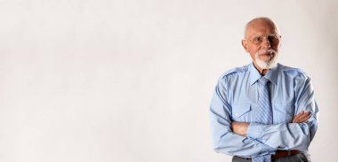 Gri arka planda fotokopi çeken yaşlı bir adam. Sakallı yaşlı bir adamın portresi. Kıdemli adam.