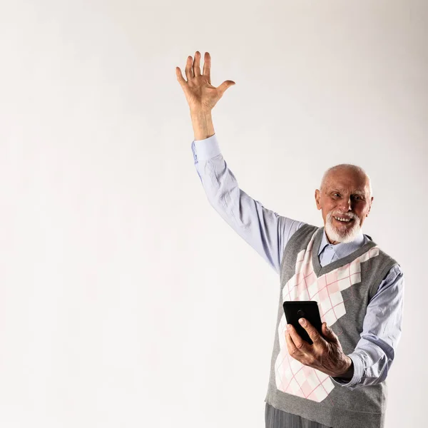 Velho Está Usando Telefone Inteligente Fundo Cinza Com Espaço Cópia — Fotografia de Stock