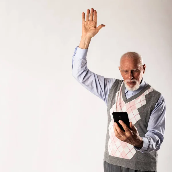 Alter Mann Benutzt Ein Smartphone Auf Grauem Hintergrund Mit Kopierplatz — Stockfoto