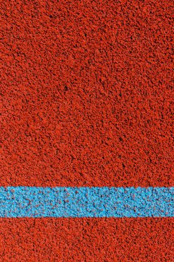 Basketbol sahası çizgileri. Üstten kahverengi alana beyaz çizgili kauçuk zemin.