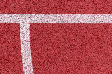 Basketbol sahası çizgileri. Kahverengi kauçuk zemin beyaz çizgilerle.