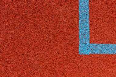 Basketbol sahası çizgileri. Yukarıdan kahverengi alana mavi çizgileri olan kauçuk zemin.