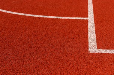 Basketbol sahası çizgileri. Kahverengi kauçuk zemin beyaz çizgilerle.