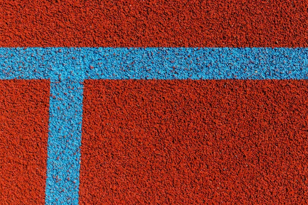 バスケットボールコートライン 青い線で茶色のフィールドゴム地へのトップビュー — ストック写真