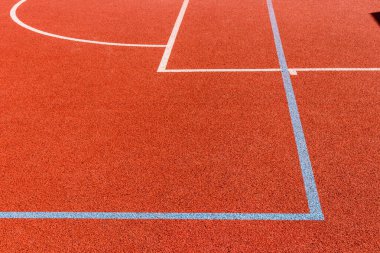 Basketbol sahası çizgileri. Kahverengi kauçuk zemin beyaz çizgilerle.