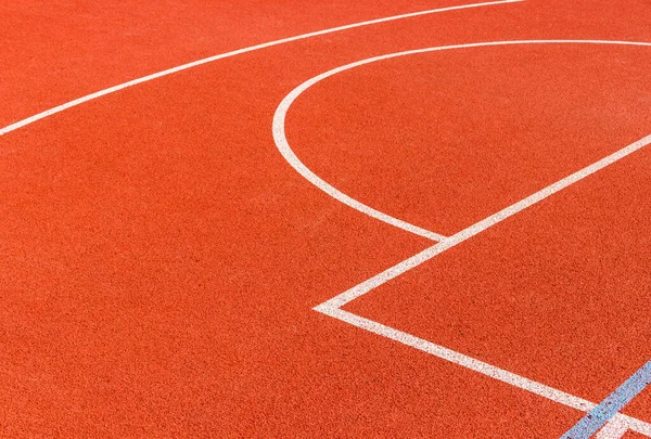 Basketbol sahası çizgileri. Kahverengi kauçuk zemin beyaz çizgilerle.