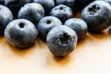 Bilberry. Marketten taze Bilberry. Taze yaban mersini arkaplanı. Makro çekim.