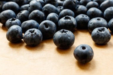 Bilberry. Marketten taze Bilberry. Taze yaban mersini arkaplanı. Makro çekim.