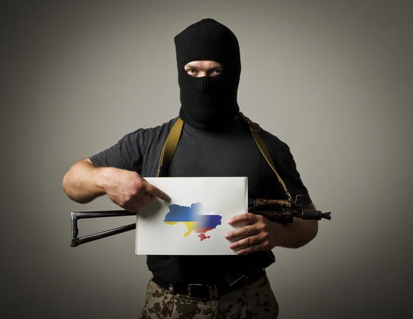 Gunman is holding white paper with a question about future of Uk — Stock Photo, Image