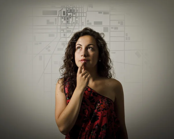 Молодая женщина и карта города . — стоковое фото