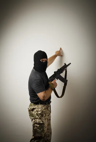 Man in mask with gun — Stock Photo, Image