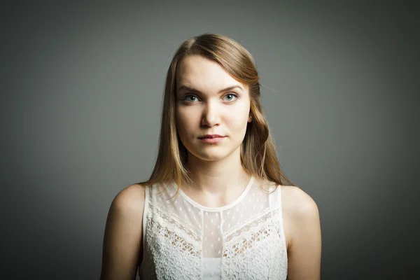 Mujer joven en blanco . —  Fotos de Stock