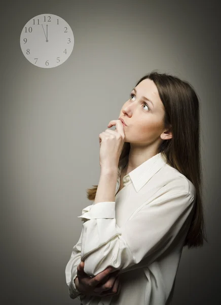 Thinking. Young woman and clock. — Stock Photo, Image