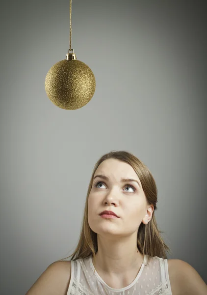 Chica en blanco y bola de Navidad . — Foto de Stock