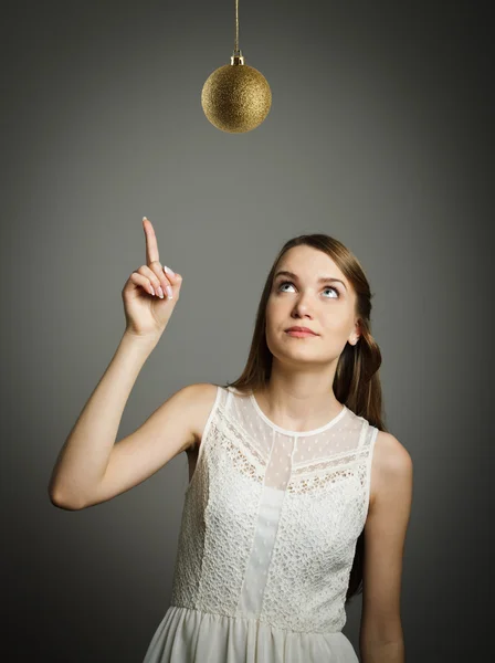 Дівчина вказує на різдвяний м'яч . — стокове фото