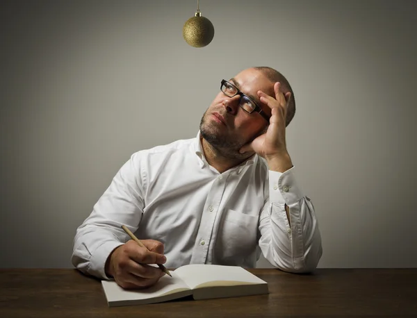 Man in wit en Kerstmis speelgoed. — Stockfoto