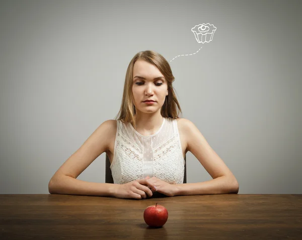 Menina em branco e maçã . — Fotografia de Stock