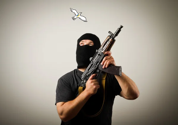 Homem com arma e pomba paz da Ucrânia . — Fotografia de Stock