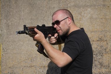 Kalaşnikof tüfek olan adam