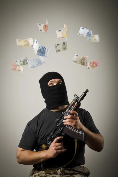 Homem com arma e notas de euro . — Fotografia de Stock