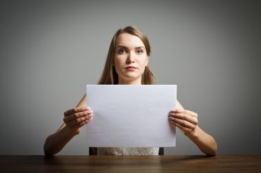 Kız beyaz ve kağıt.