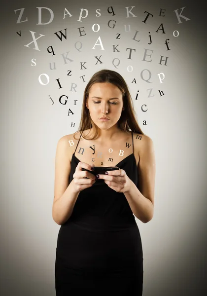 Jonge vrouw met telefoon — Stockfoto