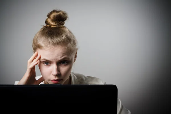 Jovem mulher com laptop — Fotografia de Stock