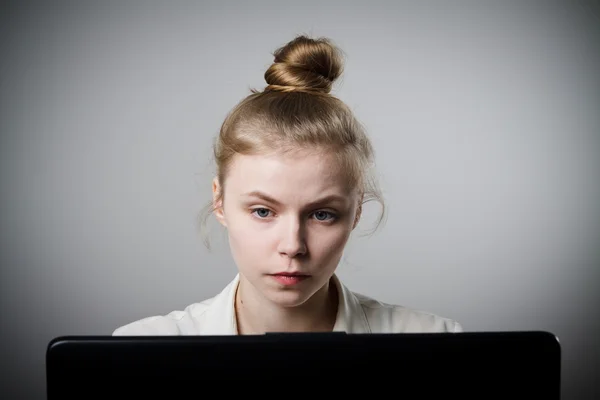 Jonge vrouw met laptop — Stockfoto