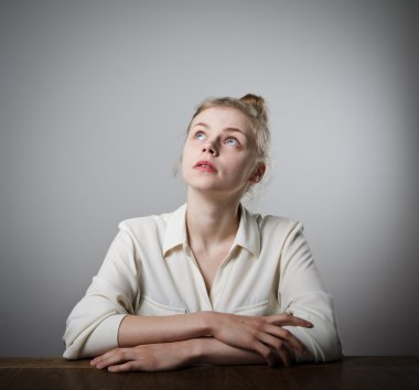 Genç ince kadın düşünüyor