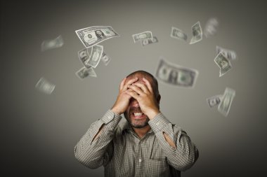 Sinirli. Düşen dolar.
