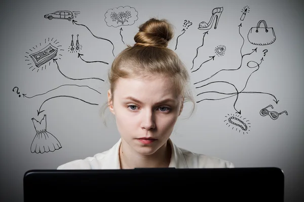 Jonge vrouw met laptop. Dromen. — Stockfoto