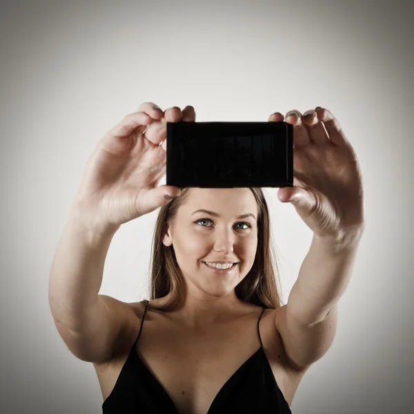 Selfie. Mulher tirando uma selfie usando seu smartphone . — Fotografia de Stock