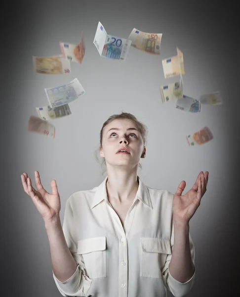 Slanke vrouw en euro. Meisje met haar handen omhoog. — Stockfoto