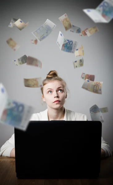 Kobieta zarabia Euro w Internecie — Zdjęcie stockowe