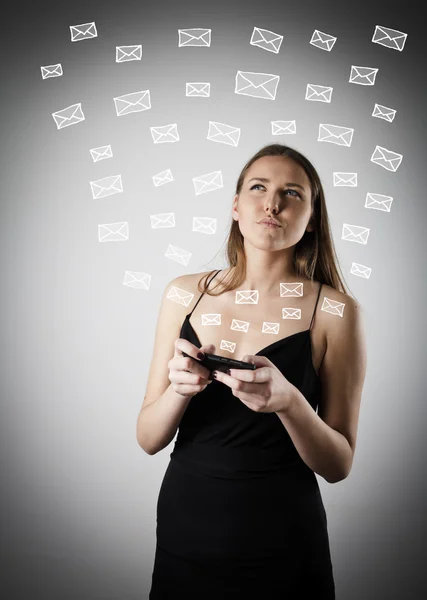 Jonge vrouw met telefoon. E-mail. — Stockfoto