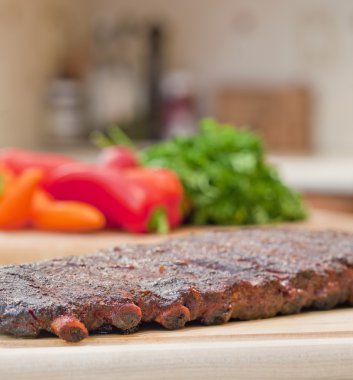 Bir ahşap tahta üzerinde taze mangalda pirzola