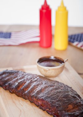 Bir ahşap tahta üzerinde taze mangalda pirzola