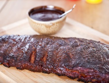 Bir ahşap tahta üzerinde taze mangalda pirzola