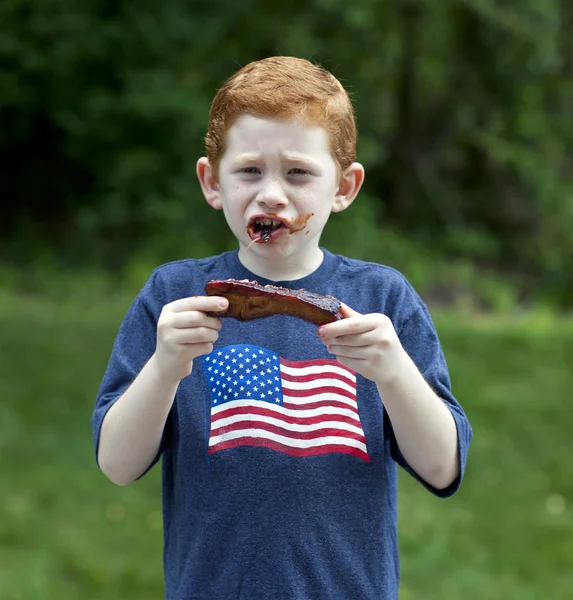 Junge isst Rippe — Stockfoto