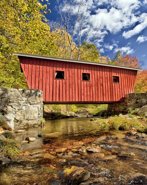 Ponte coberta no outono — Fotografia de Stock