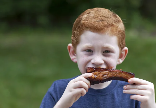 Jongen eten rib — Stockfoto