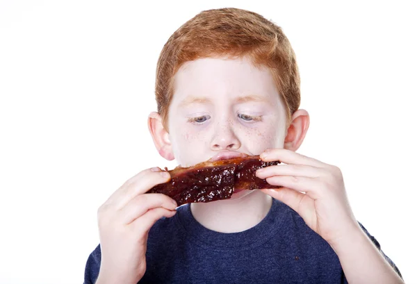 Jongen eten BBQ-rib — Stockfoto